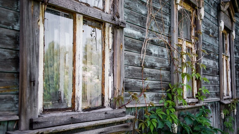 В Пихтовом вместо магазинов раз в неделю приезжает автолавка, а старики обитают в обветшалых домах