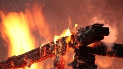 Пожарные за час потушили сарай в Тымовском