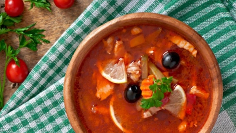 Гастроэнтеролог назвала солянку и грибной суп крайне вредными для здоровья