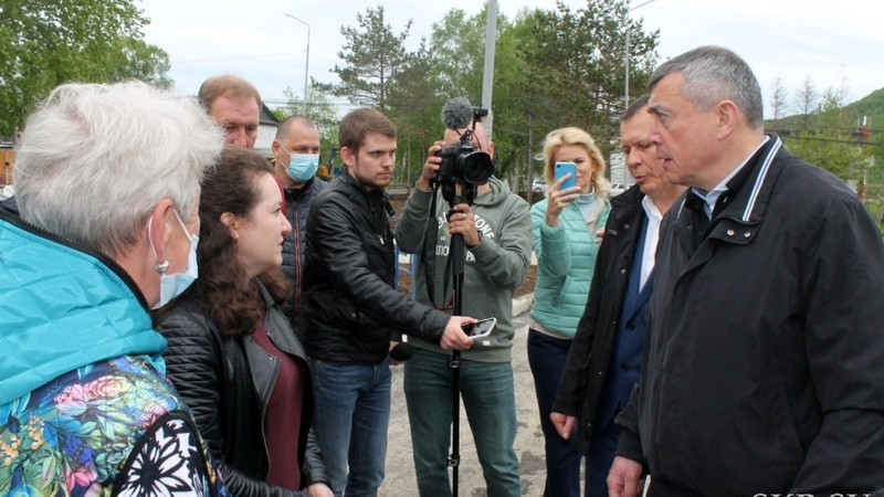 Губернатор поручил ремонтировать больше дворов в Холмском районе