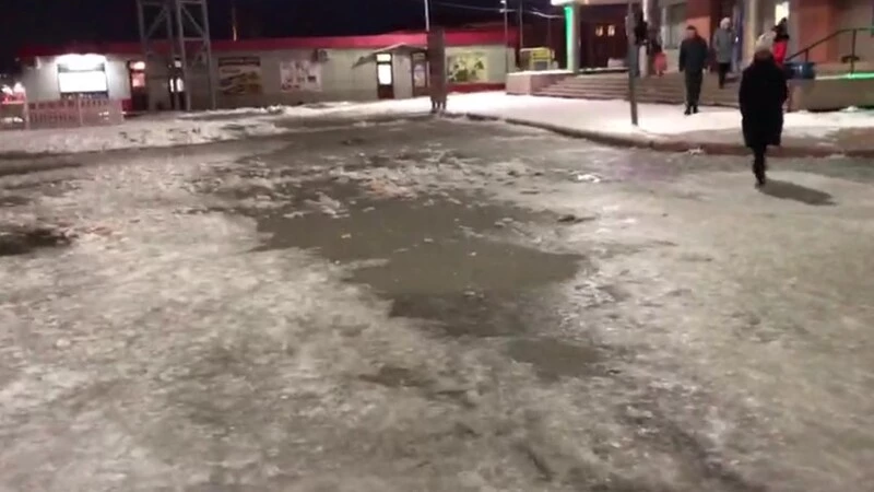Как корова на льду: сахалинка пожаловалась на обледенелые пешеходные дорожки возле «Панорамы»