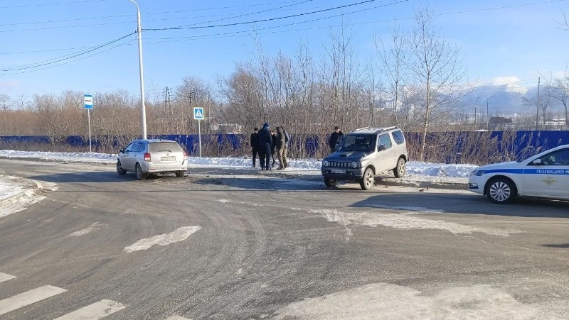 Водитель легковушки столкнулся с внедорожником на перекрестке в селе Дальнем