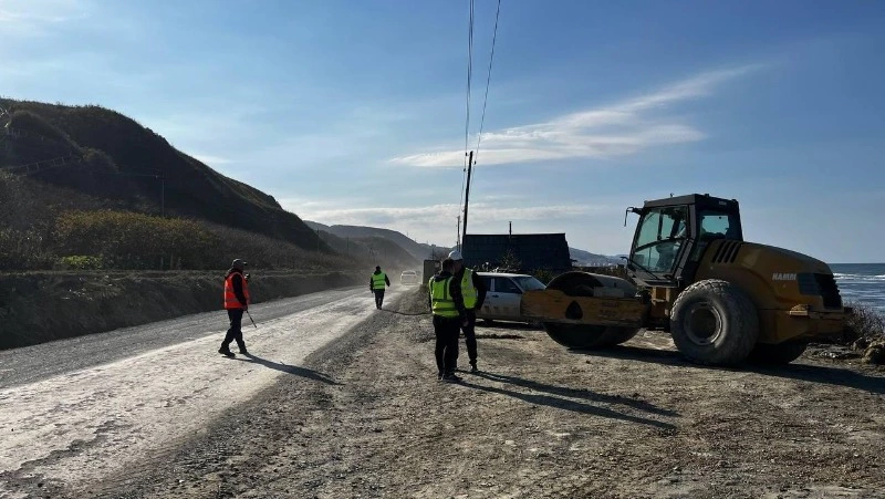 Свыше 3,6 километра дороги заасфальтировали на участке Холмск – Яблочное