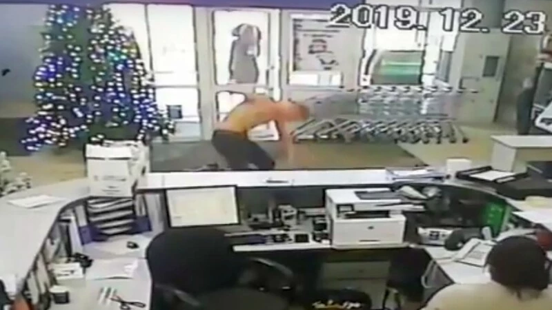 В магазине Южно-Сахалинска парень скинул одежду и начал танцевать