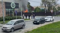 В центре Южно-Сахалинска загорелось нежилое строение