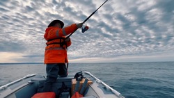 Рыбаки показали красивое видео охоты на тунца на Сахалине