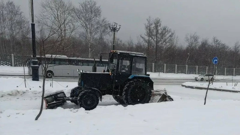 Около 80 единиц техники выехали на улицы Южно-Сахалинска во время метели