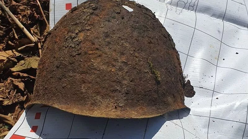 Сахалинские поисковики нашли в лесу останки солдата с гранатами и гаечным ключом