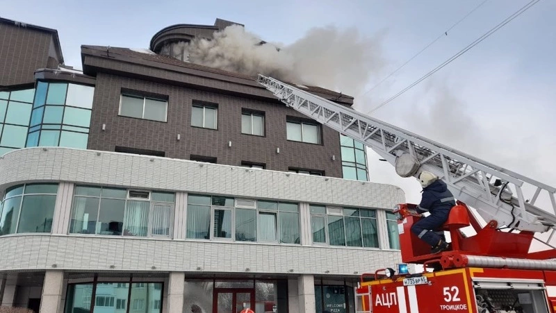 Пожарные рассказали детали о ЧП возле ТК «Славянский» в Южно-Сахалинске