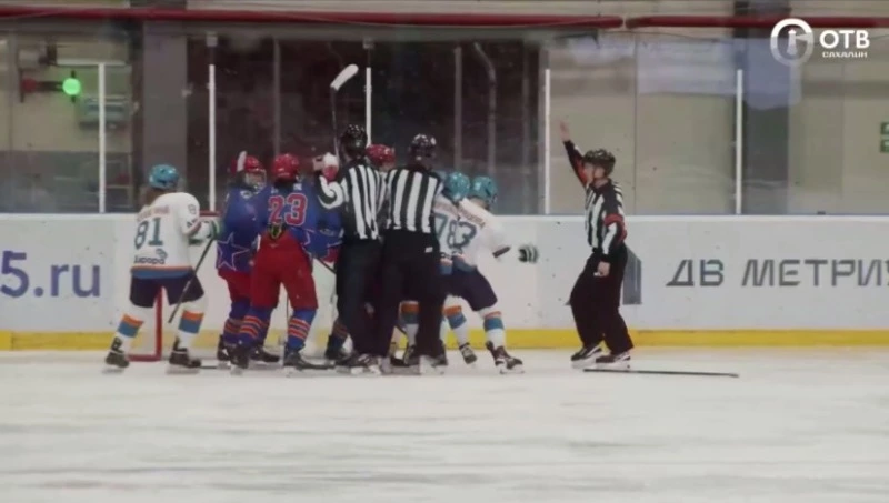 Жесткая борьба: сахалинские и китайские хоккеистки подрались во время матча