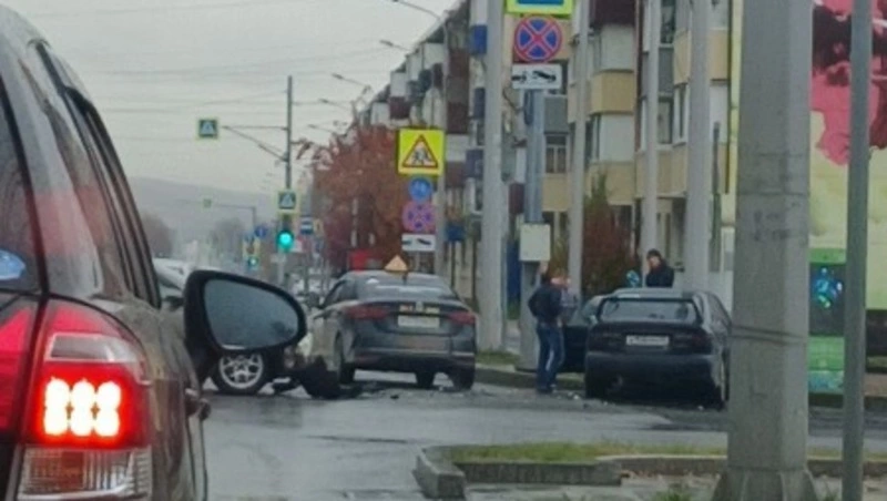 Subaru и Nissan столкнулись на перекрестке Победы — Комсомольская в Южно-Сахалинске