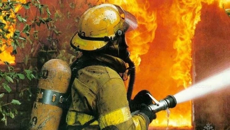 Пожарные потушили мусор в заброшенном доме в Охе