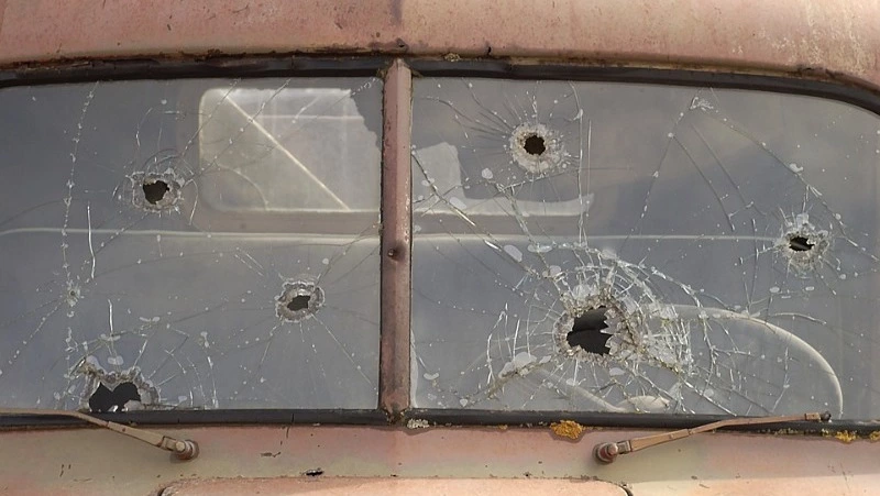 В Южно-Сахалинске у торгового центра появился обстрелянный автомобиль