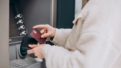 Сахалинка пойдет под суд за кражу чужих наличных прямо из банкомата