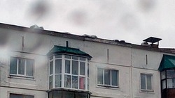 Доски рухнули с крыши дома из-за циклона в Южно-Сахалинске