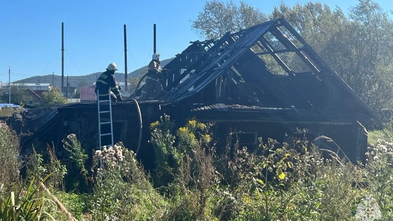 Нежилое здание загорелось в Тымовском 16 сентября