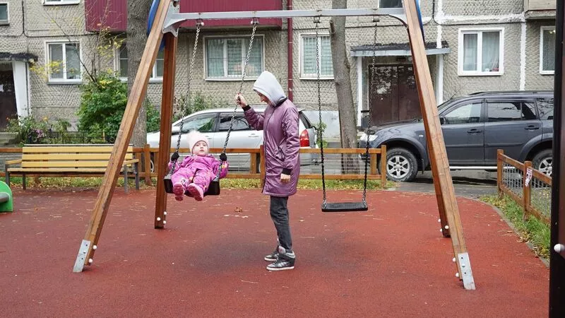 В Южно-Сахалинске активисты ТОС украсили двор на улице Пограничной