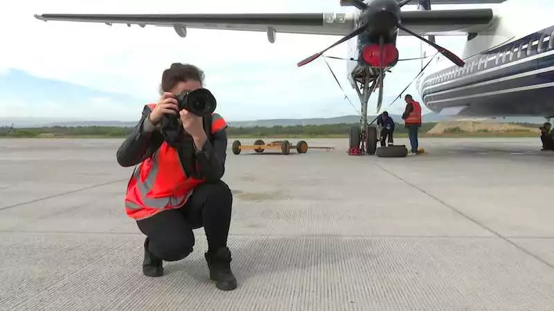 Аэропорт Южно-Сахалинска отметил день рождения фотосессией