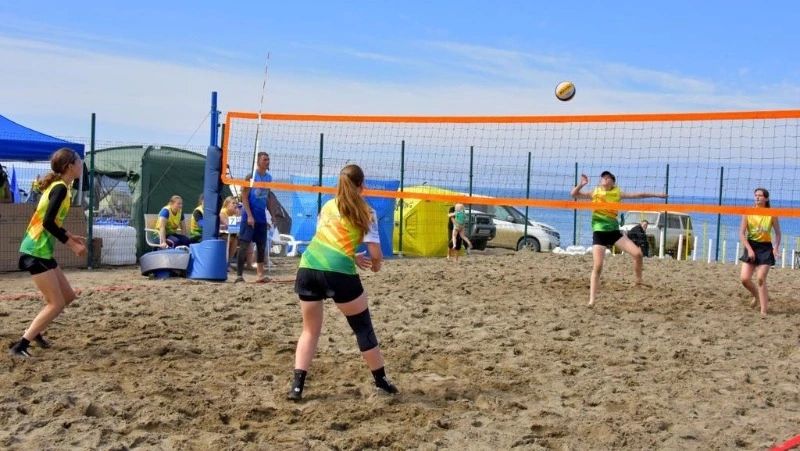 Первый сахалинский фестиваль пляжного волейбола собрал более 100 участников