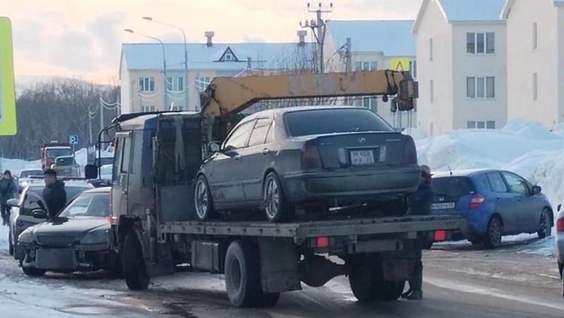 Автомобили массово эвакуировали в Дальнем из-за неправильной парковки