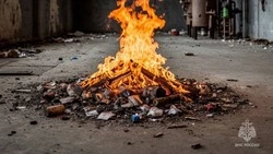 Более двух с половиной часов тушили пожар в Южно-Сахалинске