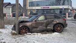 Иномарку смяло после столкновения с опорой ЛЭП в Южно-Сахалинске 