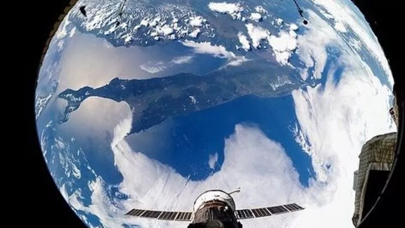По многочисленным просьбам россиян космонавт запечатлел Сахалин с борта МКС