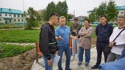 Мэр Южно-Сахалинска Сергей Надсадин проверил ход строительных работ в сквере Молодежном 