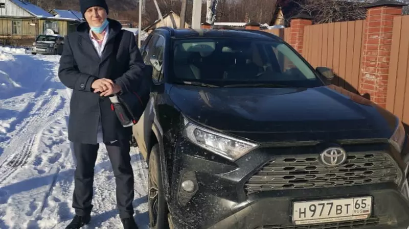 Анивская администрация передала медикам автомобиль