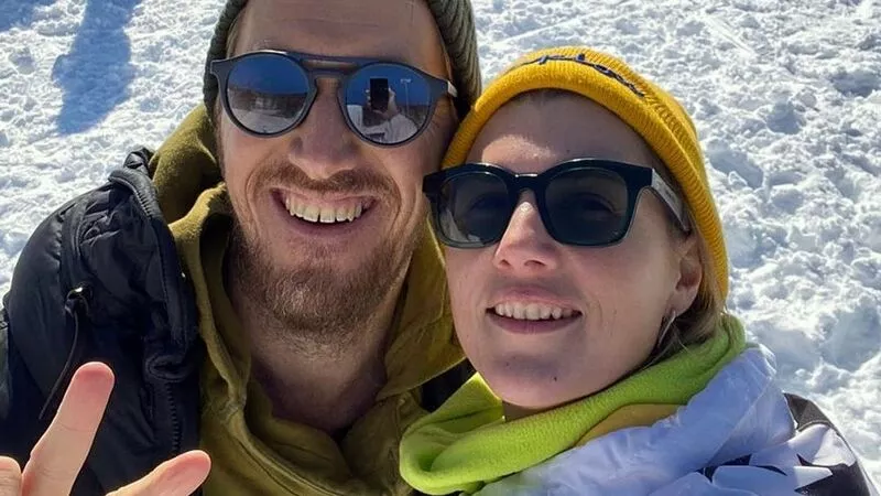 Российские актеры в разгар коронавируса умчались на побережье Сахалина сдувать микробы