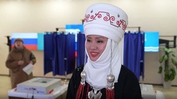 Жители Сахалина пришли на президентские выборы в национальных костюмах