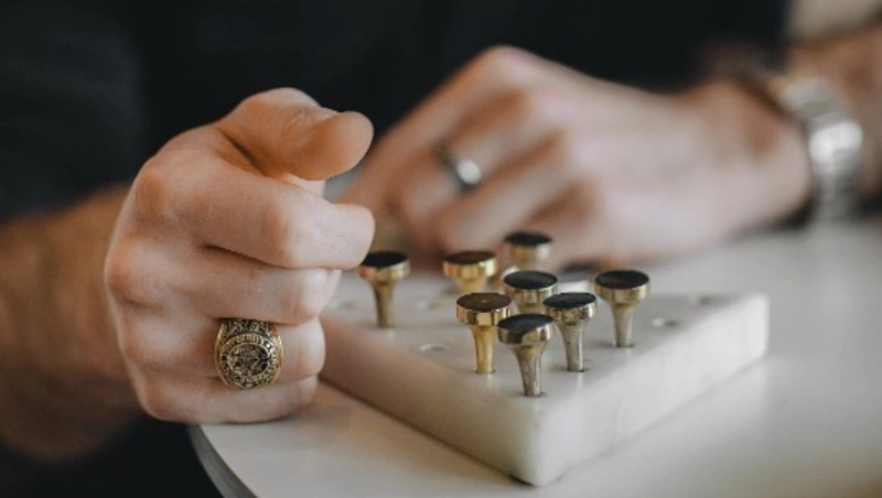 Женщина украла у собутыльника кольцо стоимостью 50 тысяч рублей в Холмске