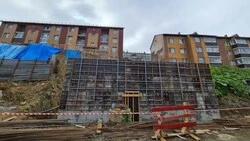 Стало известно, когда жилой дом на юге Сахалина перестанет сползать в овраг