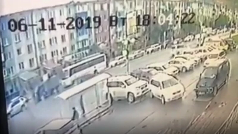 Стукнувшему чужой автомобиль сахалинцу дали 15 часов на извинения