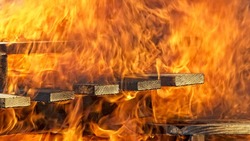 Спасатели чуть больше часа тушили постройку в Ногликском районе