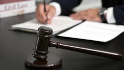 Жительницу Макарова оштрафовали на 100 тысяч за оскорбление и избиение полицейского