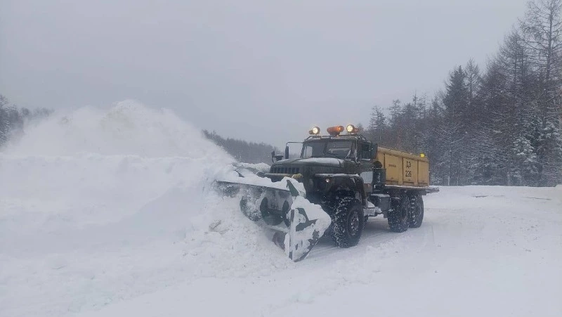Дорожные службы расчищают участок федеральной трассы в Тымовском районе от снега