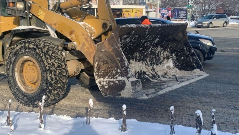 Коммунальщики получили штраф за повреждение улицы Ленина в Южно-Сахалинске