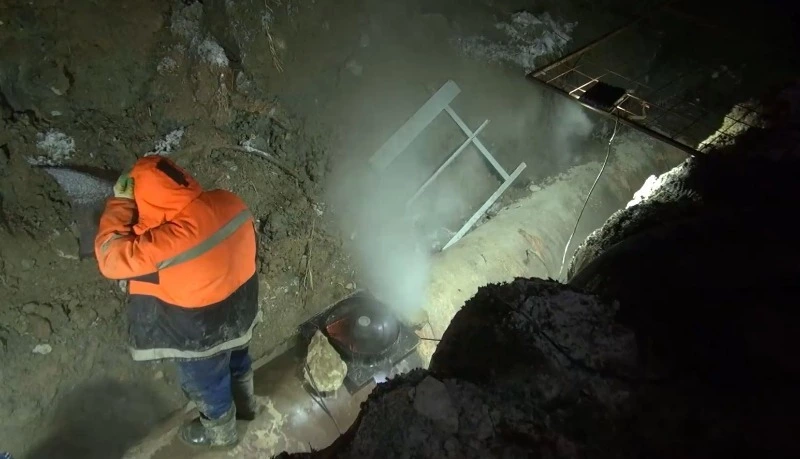 Сварочные работы завершают на месте повреждения тепловых сетей в Южно-Сахалинске