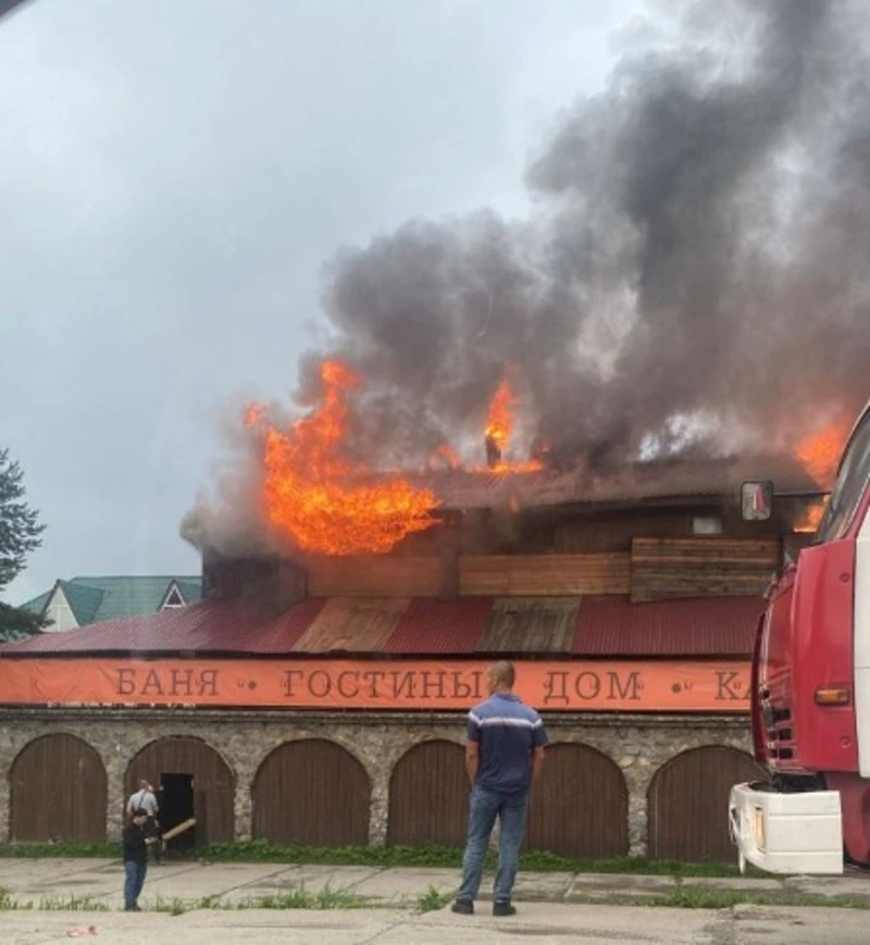 Мощный пожар охватил здание сауны в Южно-Сахалинске