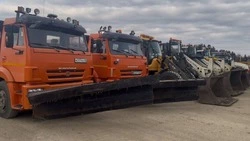 Техника и рабочие вышли на борьбу со снегом в Углегорском районе