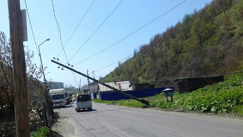 Автомобилисты в Холмске рискуют жизнью под нависшим над дорогой столбом