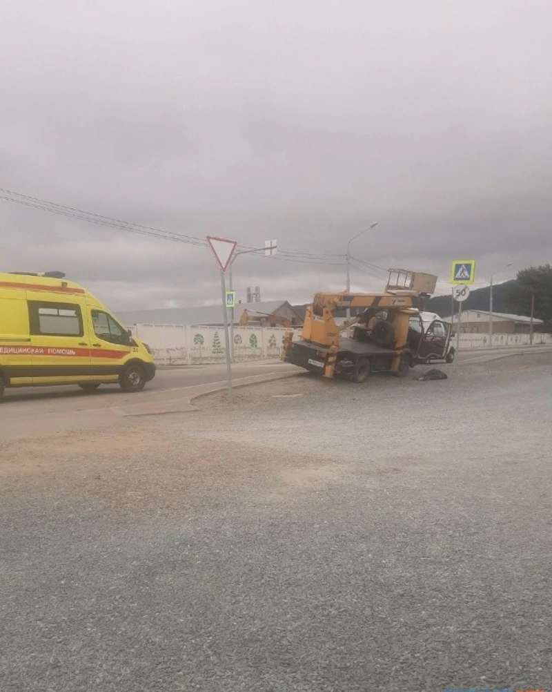 Автовышка сбила мужчину на тротуаре улицы Ленина в Южно-Сахалинске