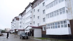 Десятки семей в Охе переехали из аварийного жилья в современную новостройку