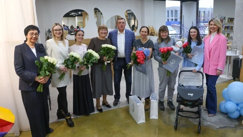Губернатор поздравил женщин Сахалинской области с Днем матери
