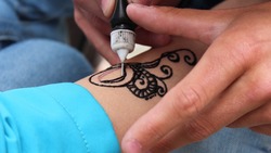 На Сахалине подростку набили татуировку без разрешения родителей