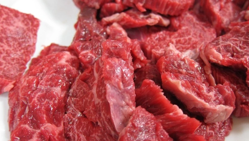 Протухшую и накачанную антибиотиками говядину привезли на Сахалин