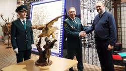 Сотрудники сахалинской таможни передали в музей чучело редчайшей птицы