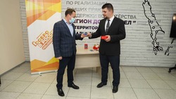 Сахалинским волонтерам вручили телефоны с безлимитными симкартами
