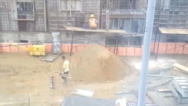 В Южно-Сахалинске поющие строители мешают спать жителям многоэтажного дома